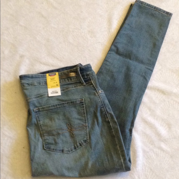 Denizen from Levi's Denim - NWT Denizen Levi's Modern Skinny Jeans - 16M